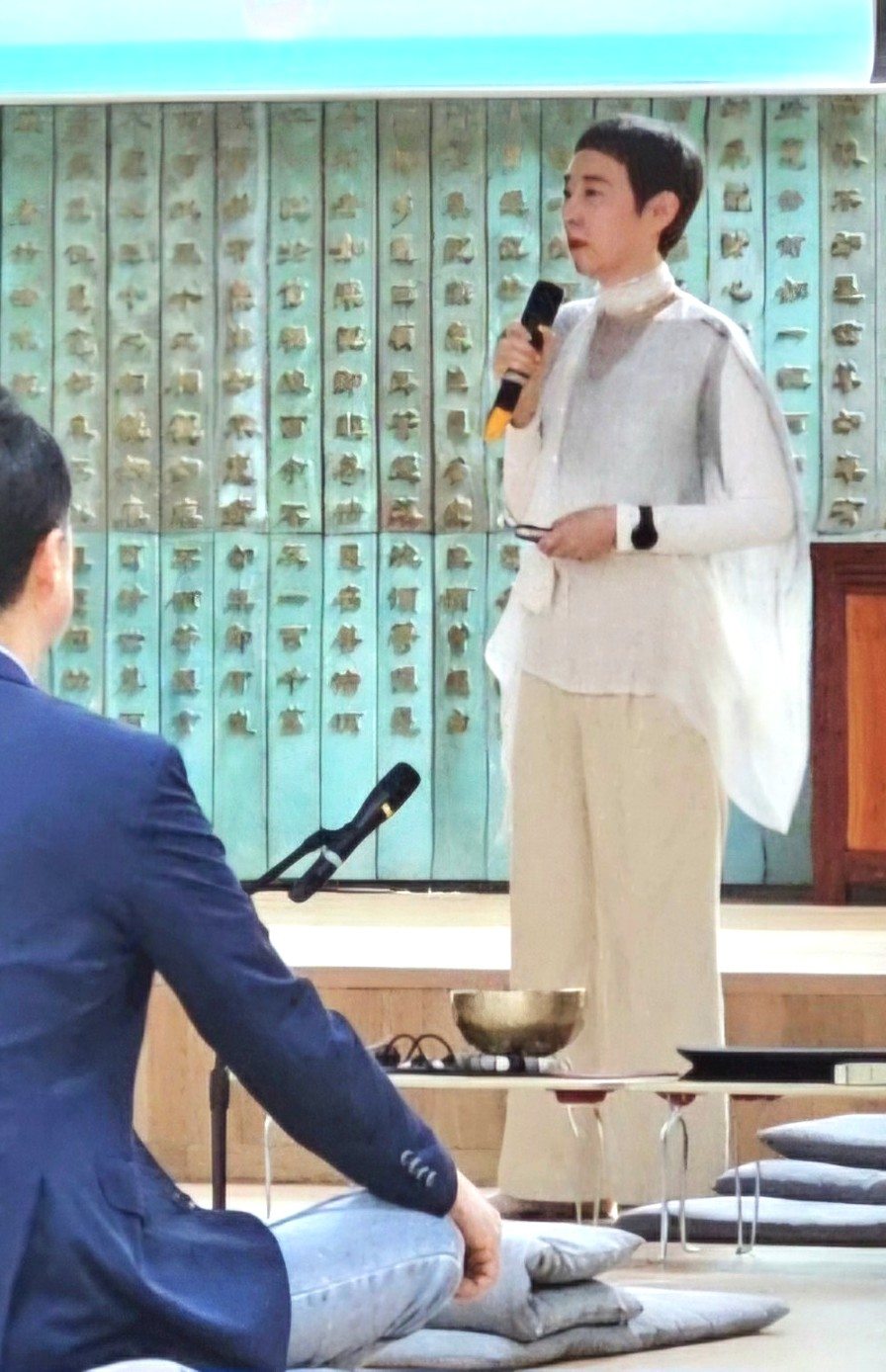 법당에서 진행된 리더십 명상 세션에서 마이크를 들고 이야기하는 송영미 박사